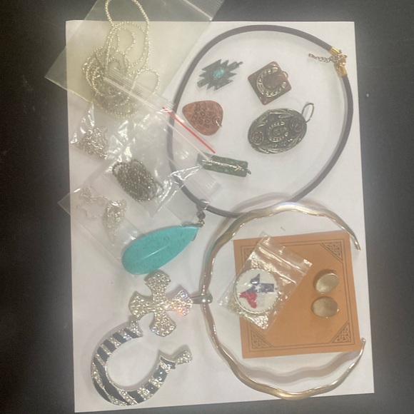 Costume jewelry - Picture 1 of 6